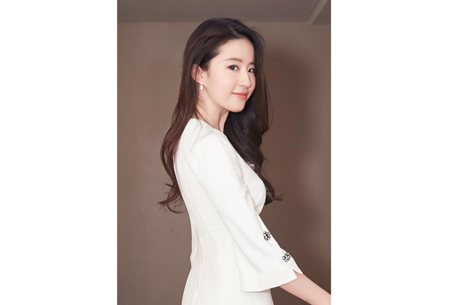 Fashion icon Liu Yifei poses for fashion magazine