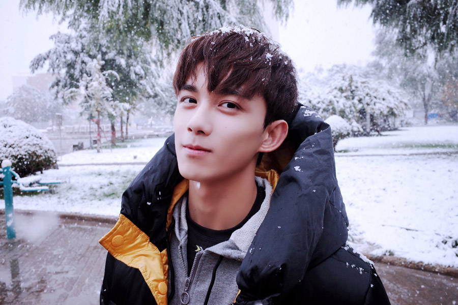 Teen actor Wu Lei spotted in snowy scenery