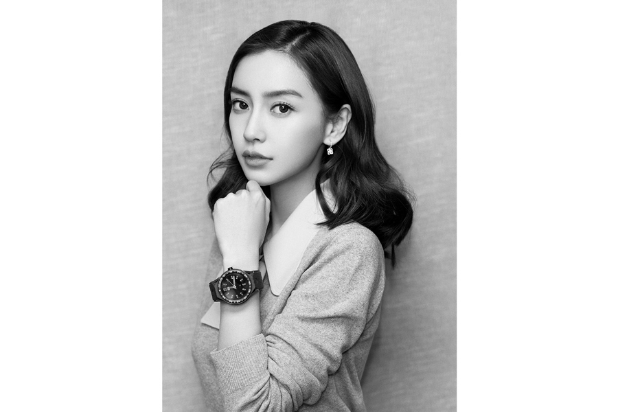 Angelababy releases fashion photos