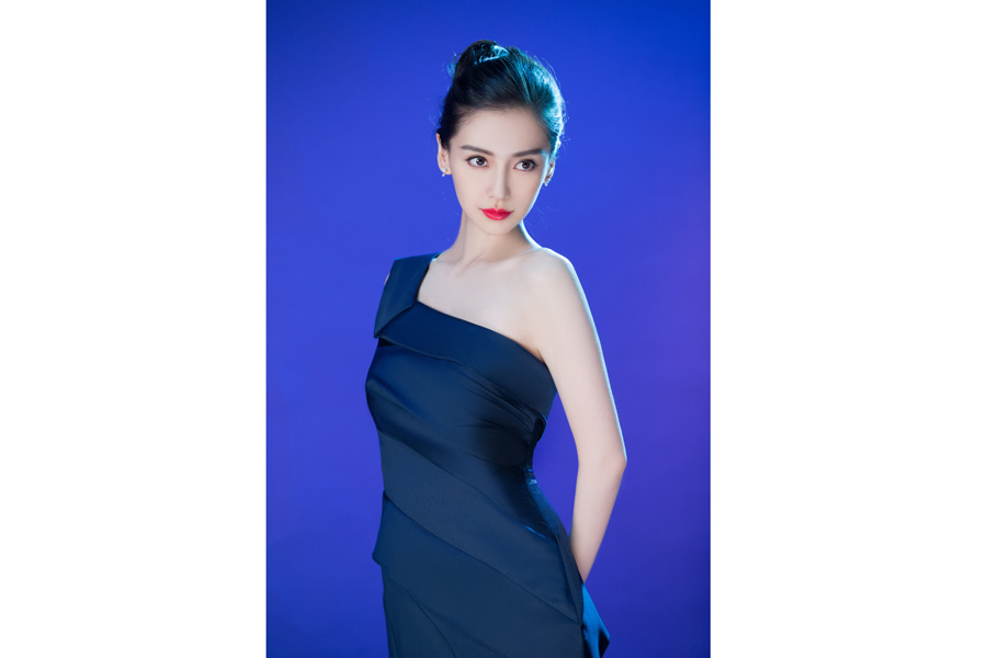 Fashion queen Angelababy releases fashion photos
