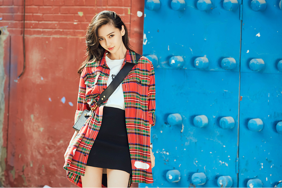 Fashion queen Angelababy releases fashion photos