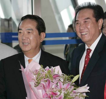 James Soong, chairman of the People First Party in Taiwan, arrived in the Chinese mainland city of Shanghai Wednesday afternoon to attend a non-governmental forum of elites. 