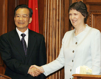 Premier Wen Jiabao (L) shakes hands with New Zealand's Prime Minister Helen Clark after witnessing the signing of a number of treaties and agreements in Wellington April 6, 2006. [Reuters] FTA