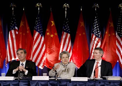 US Secretary of Commerce Carlos Gutierrez (L), Chinese Vice Premier Wu Yi (C) and US Trade Representative Rob Portman attend a news conference following the annual meeting of the US-China Joint Comission on Commerce and Trade in Washington April 11, 2006. [Reuters]