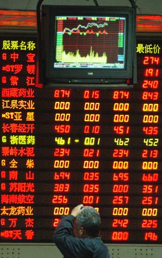 A stock investor looks at an electronic board showing stock information at a stock trading company in Shanghai, May 12, 2006. The benchmark Shanghai composite index closed at 1602 points, its highest level in almost two years. [Newsphoto]