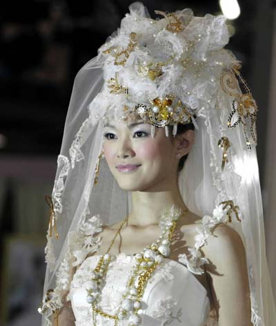 A model displays a bridal headgear at a wedding dress show in Hong Kong, south China, June 3, 2006. [Xinhua]