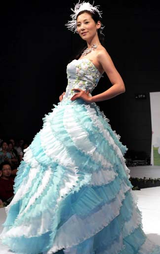 A model displays a bridal headgear at a wedding dress show in Hong Kong, south China, June 3, 2006. [Xinhua]