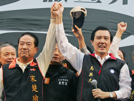 Taiwan's main opposition Nationalist Party leader Ma Ying-jeou (R) and opposition People First Party leader James Soong attend a rally of opposition parties in Taipei June 10, 2006. Thousands of people took to the street of Taipei for a second consecutive weekend, calling for leader Chen Shui-bian to quit over a deepening financial scandal involving his family members. [Reuters]