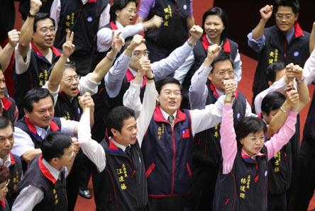 Opposition legislators from Taiwan's Nationalist Party celebrate after voting for a special session of the "parliament", which will consider a motion to oust embattled Chen Shui-bian, in Taipei June 12, 2006. [Reuters]
