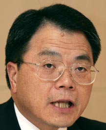 Hong Kong financier Francis Leung speaks during a news conference in Hong Kong July 10, 2006. Leung announced on Monday a bid for the controlling stake in phone company PCCW Ltd., held by Li's younger son Richard. 