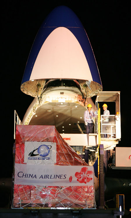 Airport workers load up a cargo plane from China Airlines, Taiwan's largest air carrier, at Taiwan international airport in Taipei July 19, 2006. Taiwan's first non-stop cargo charter flight to Chinese mainland will take off for Shanghai on Wednesday, taking full direct transport links a step closer between two economies across the Straits. [Reuters] 