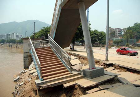 Four more people in Guangxi Zhuang Autonomous Region were confirmed dead on Wednesday, bringing the death toll from the natural disasters triggered by the tropical storm Bilis across China to 208, Xinhua News Agency reported. [newsphoto