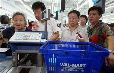 Consumers crowd the newly opened Wal-Mart store in Shanghai, July 28, 2005. Wal-Mart Stores Inc. will hold talks with China's trade union on Wednesday as the two sides grapple over a push to establish unions at the retailing giant's spreading Chinese stores, state media reported. [Reuters]