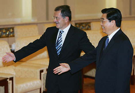 Italian Prime Minister Romano Prodi (L) introduces his aides to Chinese President Hu Jintao before their talks at the Great Hall of the People in Beijing September 18, 2006.