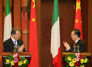 Italy's Prime Minister Romano Prodi (L) and his Chinese counterpart Wen Jiabao greet each other at the end of a joint news conference at the Great Hall of the People in Beijing September 18, 2006. 