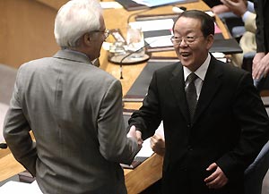 Russian Ambassador to the United Nations Vitaly Chirkin (L) and Chinese Ambassador to the U.N. Wang Guangya shake hands before a Security Council vote at the U.N. headquarters in New York October 14, 2006. 