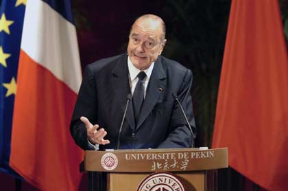 France's President Jacques Chirac (L) and China's President Hu Jintao arrive for lunch at the Great Hall of the People in Beijing October 26, 2006. 