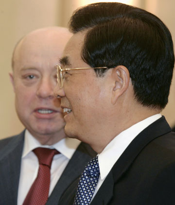 Chinese President Hu Jintao (R) talks with visiting Russian Prime Minister Mikhail Fradkov during a meeting at the Great Hall of the People in Beijing November 10, 2006. 