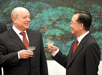 Premier Wen Jiabao and Russian Prime Minister Mikhail Fradkov raise a toast after a signing ceremony yesterday. 