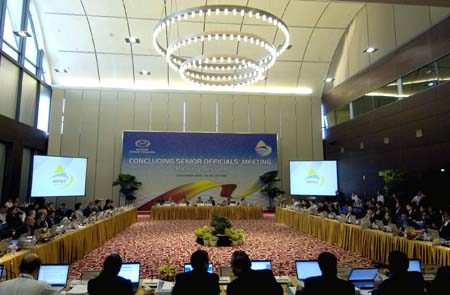 Delegates at the conclusion of the senior officials meeting of the Apec in Hanoi, Vietnam November 13, 2006. [Xinhua]