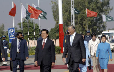 Pakistan's Prime Minister Shaukat Aziz (R) bids farewell to China's President Hu Jintao (C) at Lahore airport in Lahore November 26, 2006. Chinese President Hu ended a four-day visit to Pakistan on Sunday during which he promised to work with Islamabad to elevate strategic ties to 