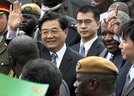 China's President Hu Jintao (L) and Zambia's President Levy Mwanawasa (R) wave to the crowds on arrival at Lusaka International Aiport, February 3, 2007.