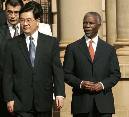 Chinese President Hu Jintao (L) and South Africa's President Thabo Mbeki walk together a the Union building in Pretoria February 6, 2007. [Reuters]