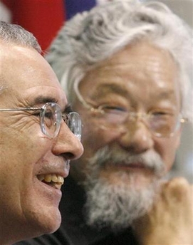 Climate change economist Nicholas Stern (L) and Canadian environmentalist David Suzuki share a laugh while discussing the economic costs of action and inaction in the fight against climate change during a news conference at the Toronto Stock Exchange in Toronto, February 19, 2007. [Reuters]