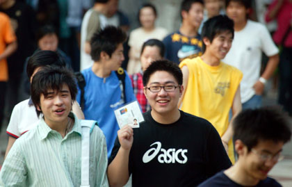 Students smile when they went to schools to familiarize themselves with the test rooms in Nanjing, Jiangsu Province June 6, 2006. [newsphoto]