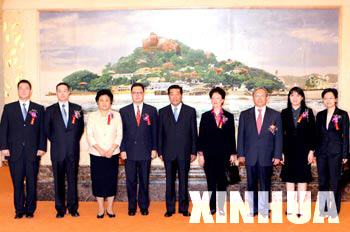 Jia Qinglin (C), chairman of the National Committee of the Chinese People's Political Consultative Conference (CPPCC), Lu Yongxiang (3rd R), vice chairman of the National People's Congress Standing Committee, and Liu Yandong (3rd L), vice chairwoman of the CPPCC National Committee, pose for a group photo with relatives of late Hong Kong patriot Wong Kwan Cheng in Beijing June 17, 2007. 