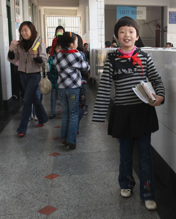 Girl resumes school with one arm