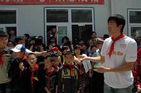 Liu Xiang teaches quake students hurdling