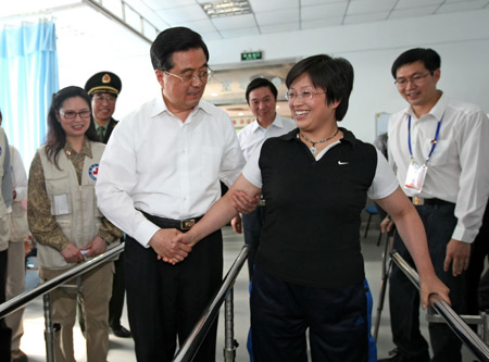 President Hu inspects reconstruction efforts