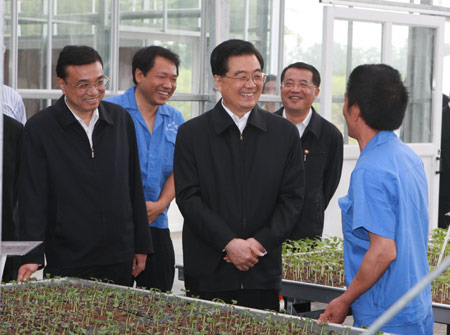 President Hu inspects reconstruction efforts