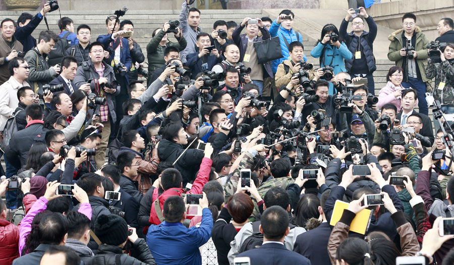 CPPCC members mobbed by media at opening session