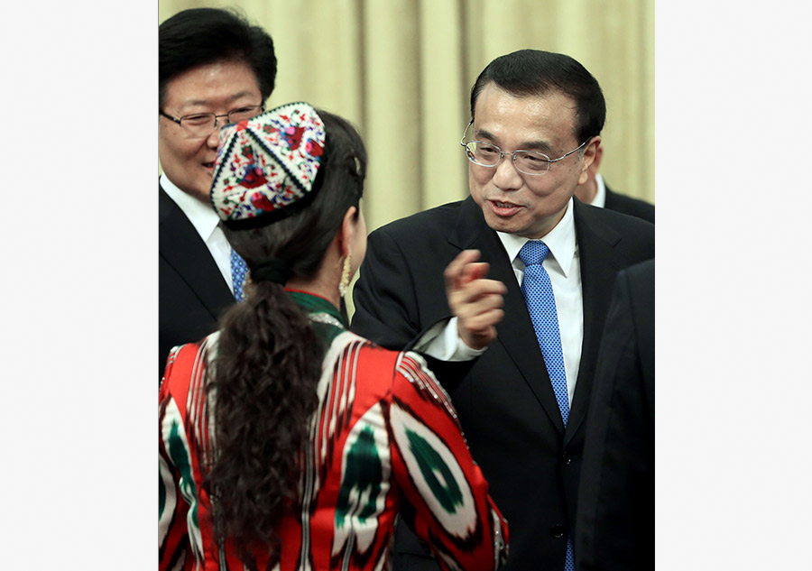 Premier Li joins panel discussion of NPC deputies from Xinjiang