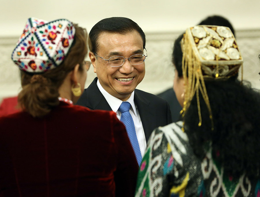 Premier Li joins panel discussion of NPC deputies from Xinjiang