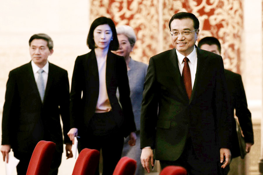In photos: Premier Li Keqiang meets press