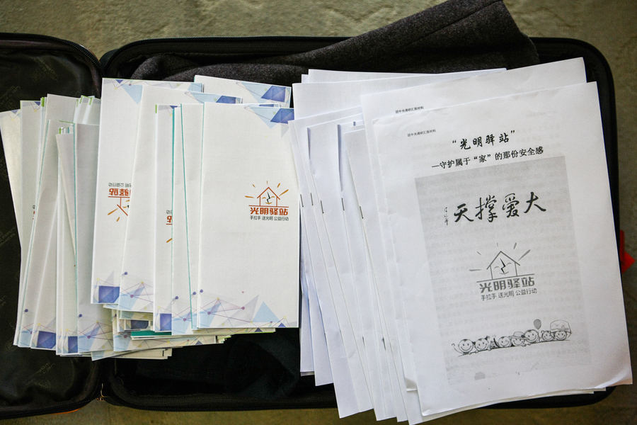 What's in the luggage of NPC deputies and CPPCC members?