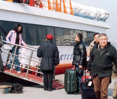 Taiwan travellers arrive in Xiamen