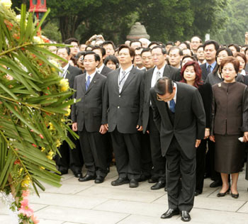 KMT delegation visits Huanghuagang Martyr Cemetery