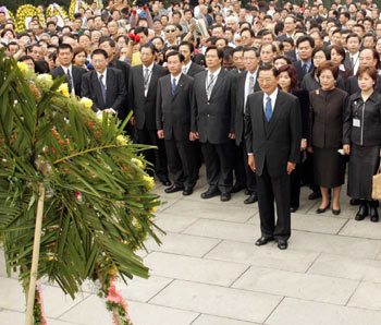 KMT delegation visits Huanghuagang Martyr Cemetery