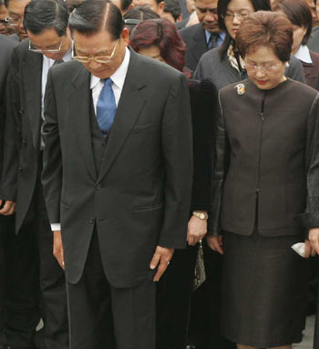 KMT delegation visits Huanghuagang Martyr Cemetery