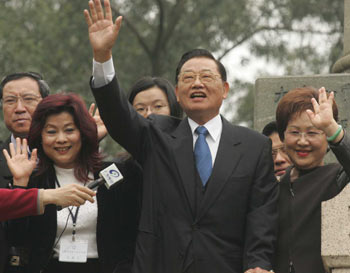 KMT delegation visits Huanghuagang Martyr Cemetery