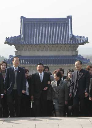 KMT leader pays tribute to Sun Yat-sen