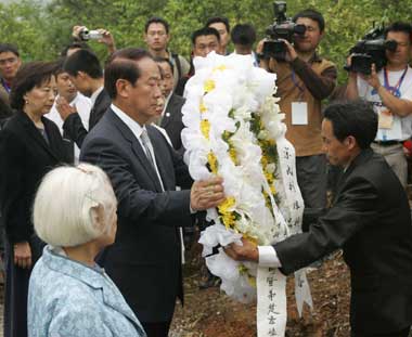 Soong pays homage to his ancestral tombs