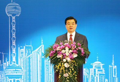 Chinese President Hu Jintao delivers a speech at the beginning of a dinner as part of the Shanghai Cooperation Organization (SCO) summit in Shanghai, June 15, 2006. 