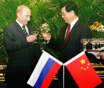 Russian President Vladimir Putin (L) and Chinese President Hu Jintao toast each other after a meeting at the Shanghai Cooperation Organization (SCO) summit in Shanghai June 15, 2006. 