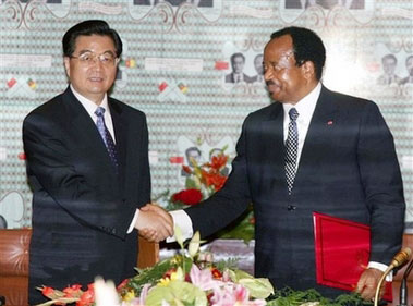 President Hu visits Cameroon