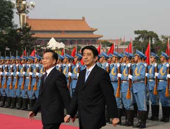 Premier Wen meets with Japan counterpart